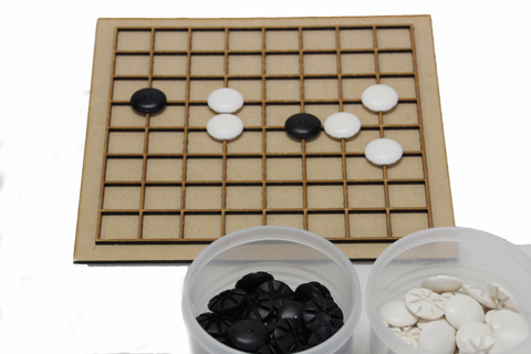 アイゴツー9路盤に碁石を使って点字でアイゴと書いてある、碁石を入れたプラスチックケースも写っている