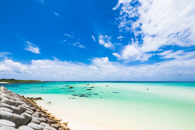 沖縄の透明な海と青い空